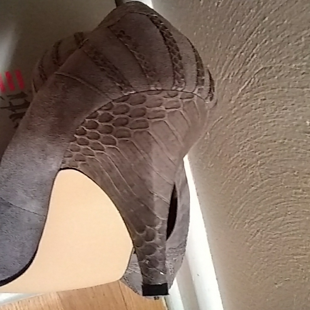 Shoes - Picture 5 of 8